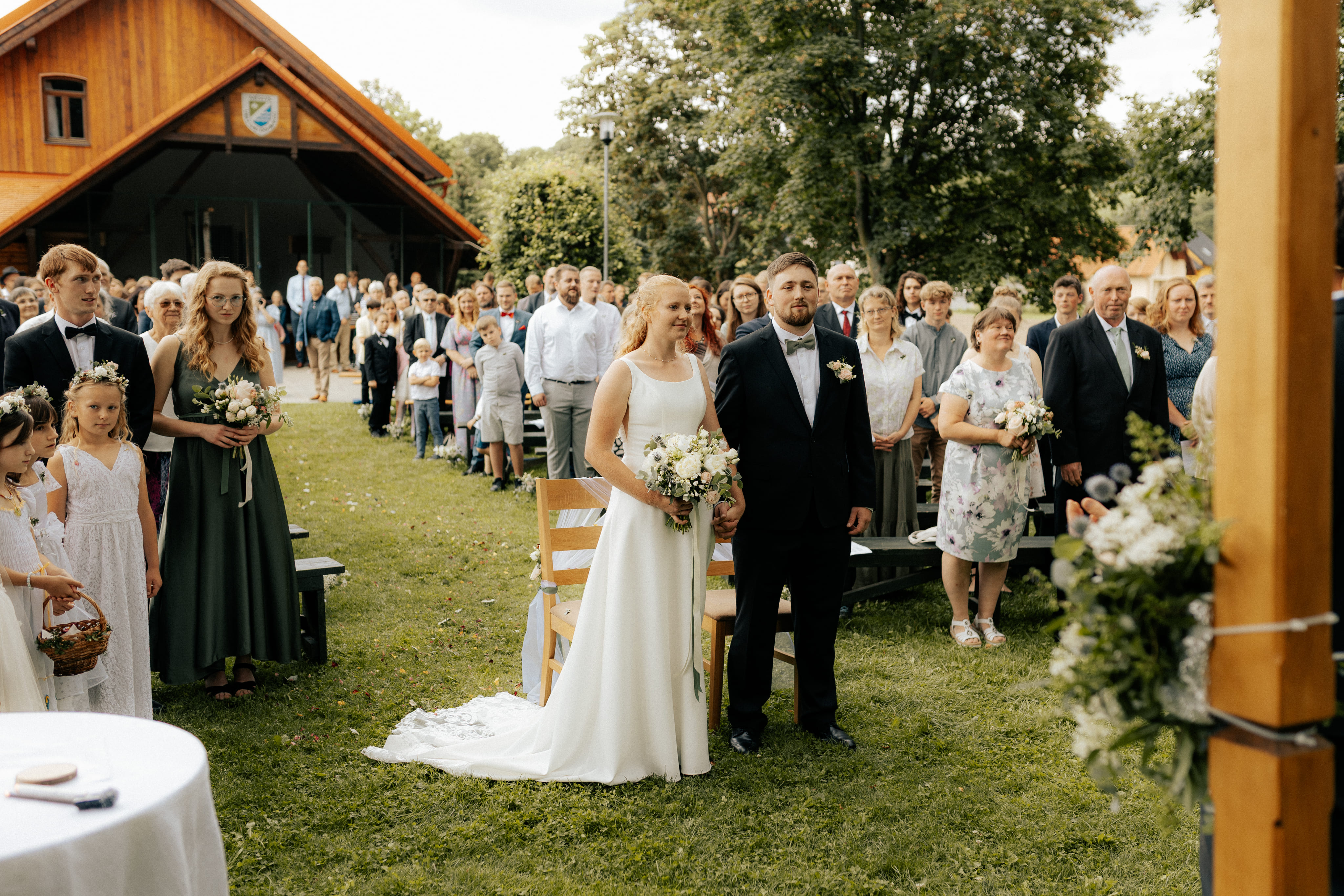 Hosté během svatebního obřadu